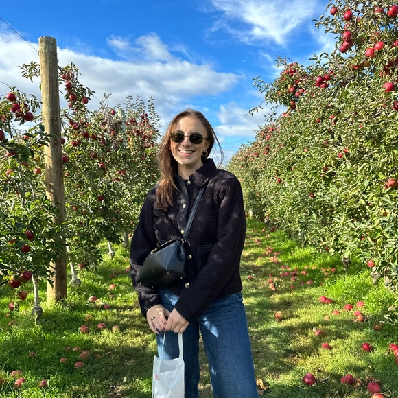 Meet your Posher, Nicole - Picture 6 of 6